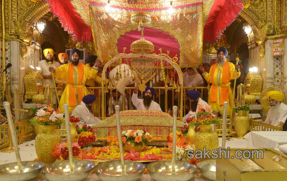 Sikh priest sits behind the Guru Granth Sahib4