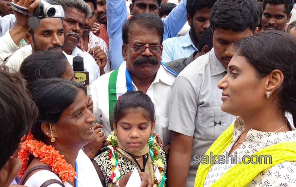 YS Sharmila Paramarsha Yatra Adilabad - Sakshi12