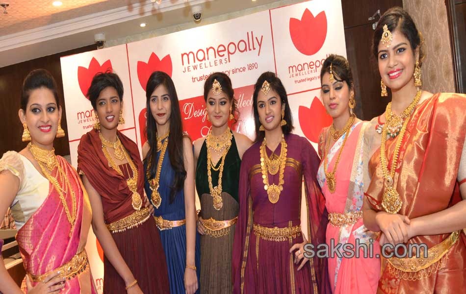 Jewellery Showroom in models presentation2