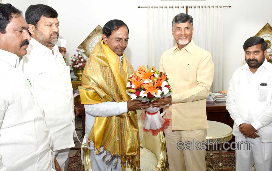 AP CM Chandrababu meets Telangana CM KCR at Camp office - Sakshi3