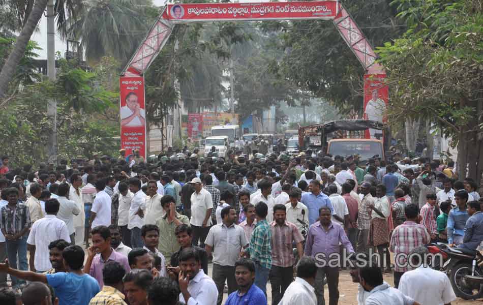 Mudragada ends fast after talks with Govt envoys - Sakshi9