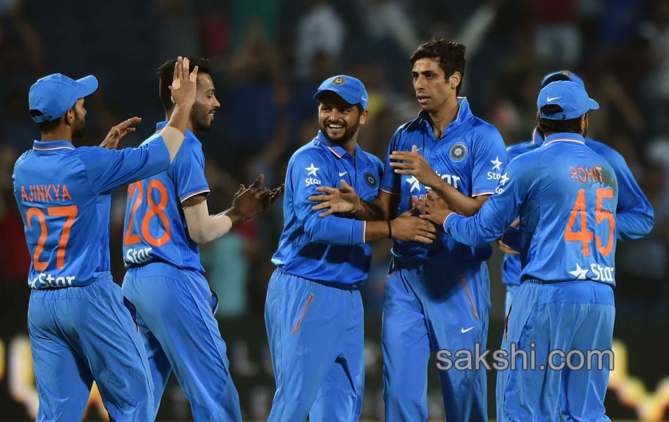 Sri Lanka seamers topple India on green track - Sakshi15