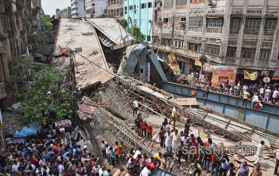 flyover collapsed in kolcutta1