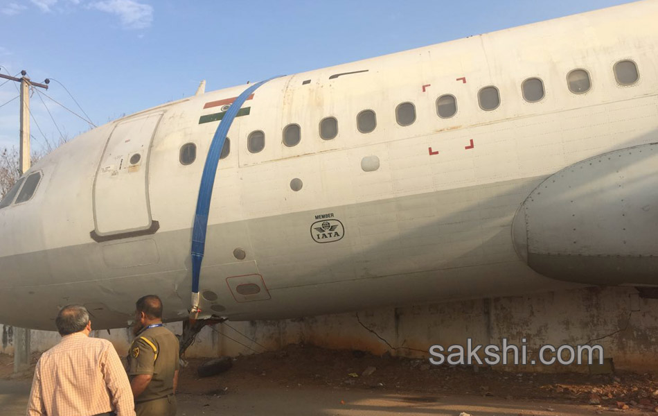 plane collapsed crane falldown in it3