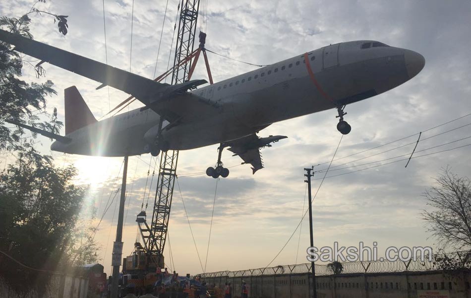 plane collapsed crane falldown in it4