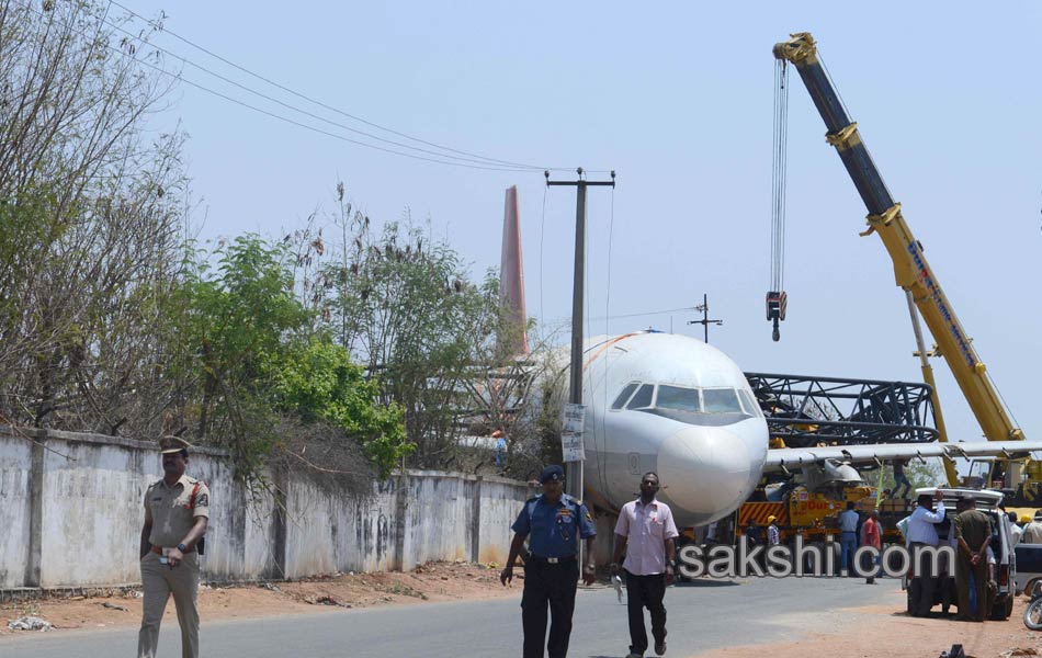 plane collapsed crane falldown in it13