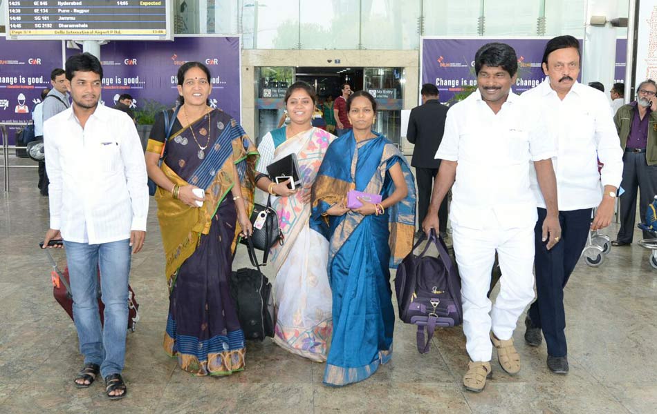 ysrcp leaders reaches delhi - Sakshi14