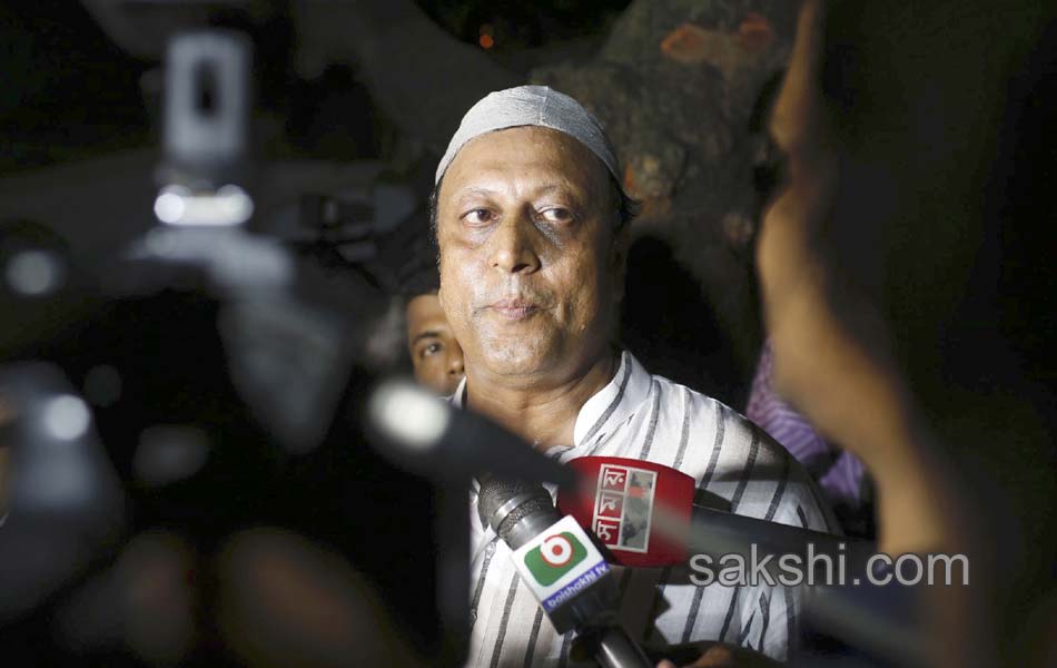 terrorists attack cafe and bakery in dhaka - Sakshi7