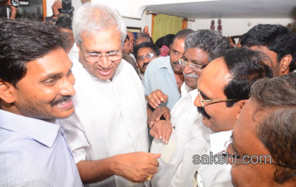 ys jagan meets ex mp undavalli arun kumar in rajahmundry - Sakshi2
