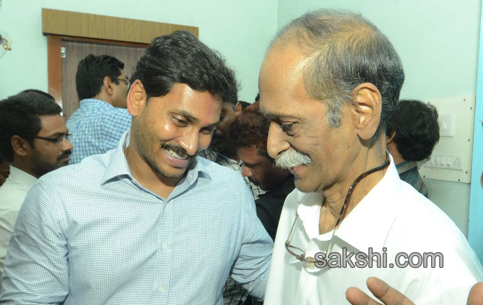 ys jagan meets ex mp undavalli arun kumar in rajahmundry - Sakshi16
