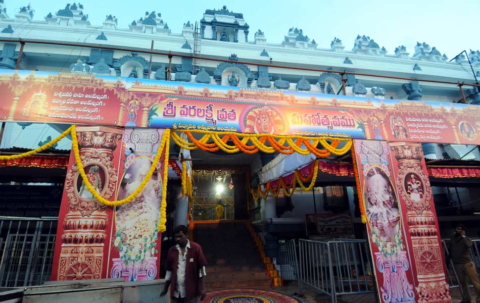 ఆస్థాన మండం వద్ద ఏర్పాటు చేసిన కటౌట్లు 5