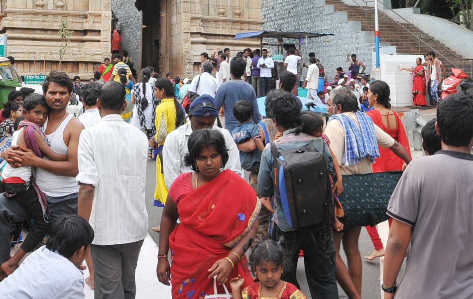 భక్త గోవిందం తిరుమల కాలిబాటలో మోకాళ్ల పర్వతం వద్ద భక్తుల రద్దీ కాలిబాటల్లో భక్తుల సందడి 1