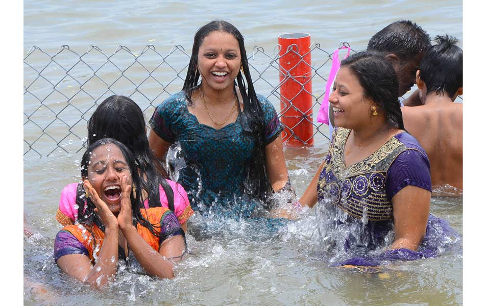 Devotees holly baths at Puskara ghats3
