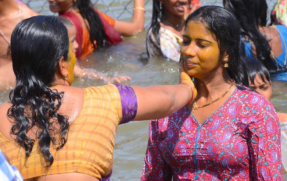 Devotees holly baths at Puskara ghats11