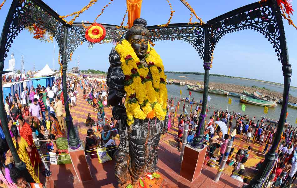 Devotees holly baths at Puskara ghats12