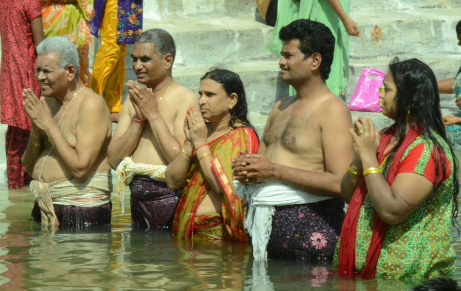 Devotees holly baths at Puskara ghats16