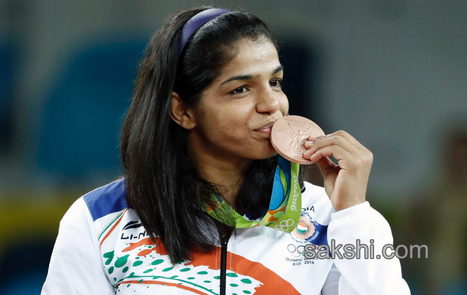 Indias Sakshi Malik poses with her bronze medal2