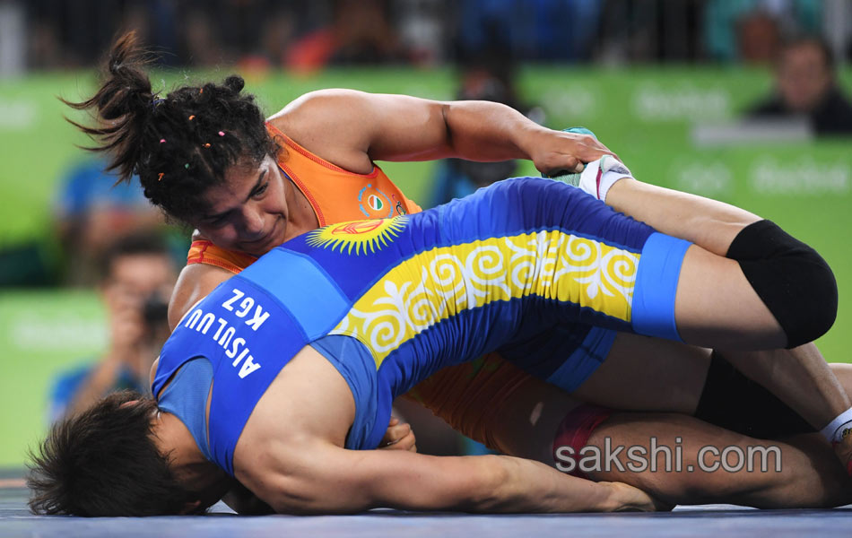 Indias Sakshi Malik poses with her bronze medal7