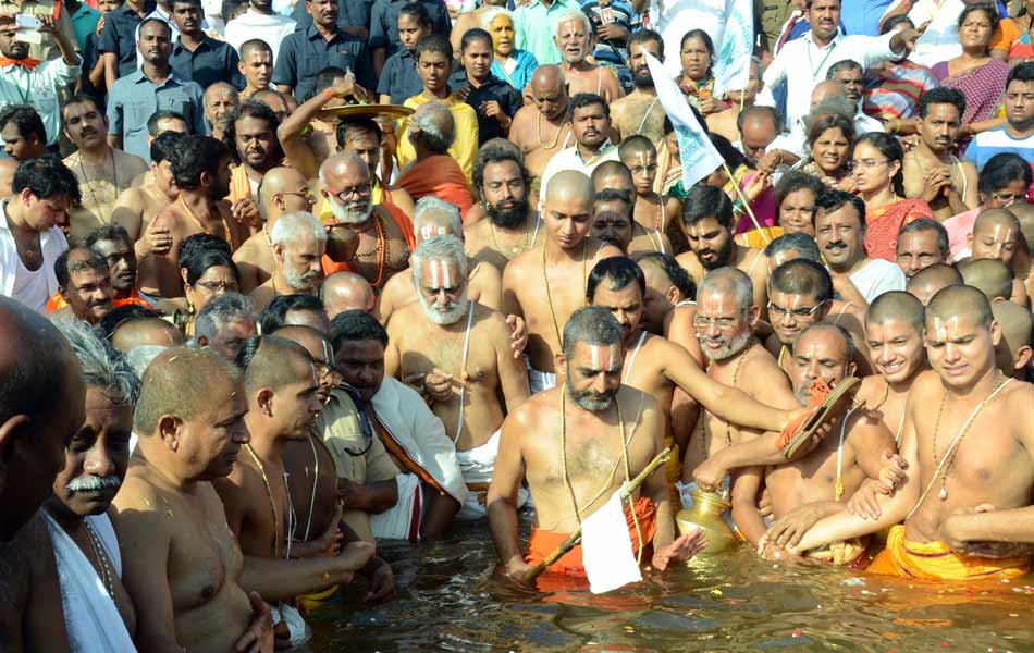 Devotees puskara baths at Seethanagaram ghats under super vision of China jeeyar swami10