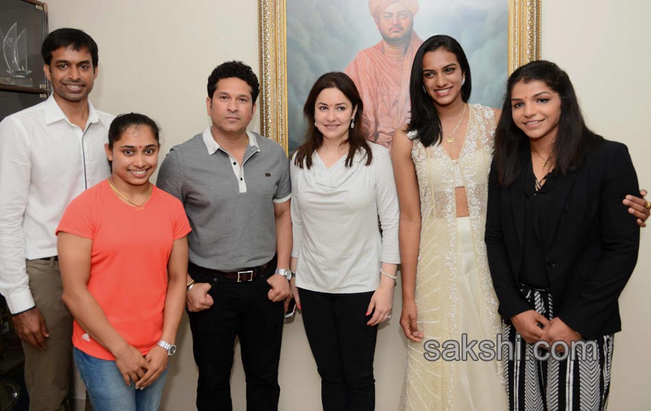 PV Sindhu Sakshi Malik Dipa Karmakar receive BMW cars Sachin Tendulkar lauds tr o11