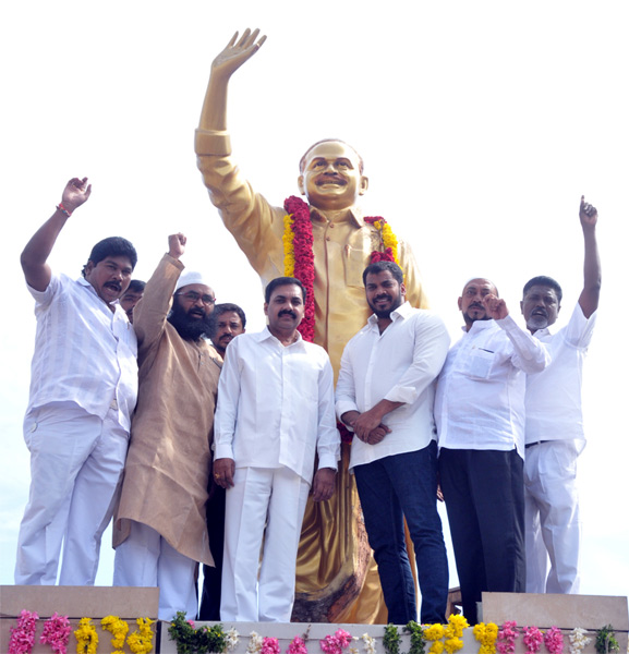 Homage to YSR - Sakshi5