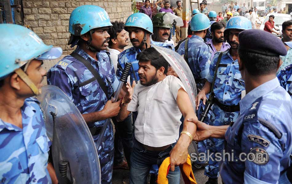 Cauvery burns Bengaluru Curfew in large parts 1 dead in police action - Sakshi10