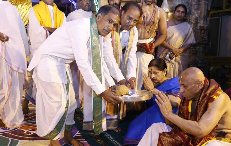 governor in srivari temple1