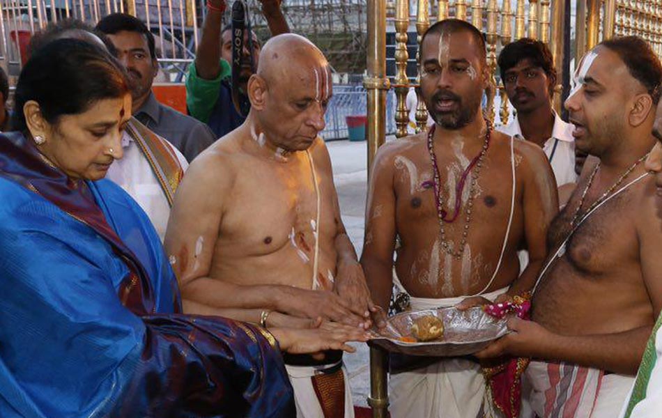 governor in srivari temple3