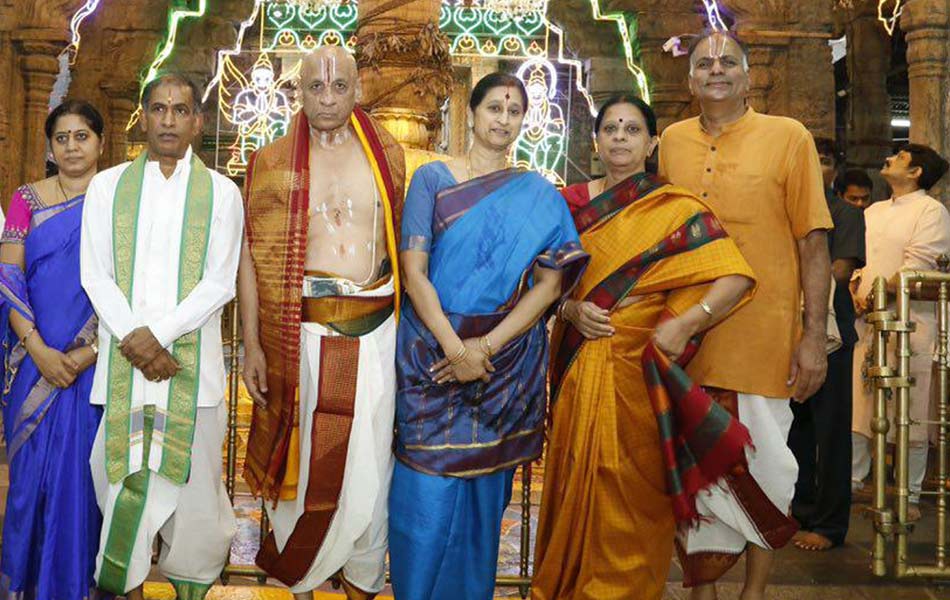 governor in srivari temple5