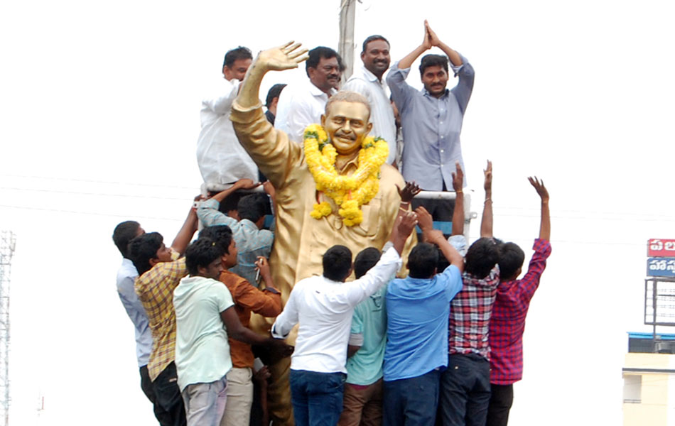 YS Jagan tour in Sathenapalli - Sakshi8