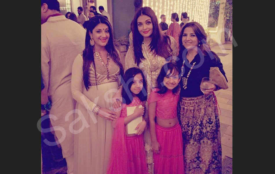 Diwali Celebration in Amitabh Home - Sakshi4