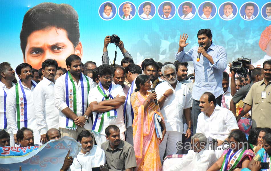 ys jagan mohan reddy in ongole dharna - Sakshi7