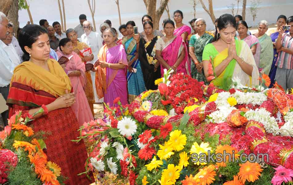 YS Jagan Mohan Reddy Family pay tributes to YS Raja Reddy - Sakshi3