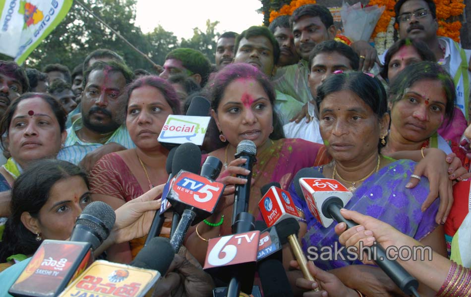 Kavita Pays homage to T martyrs at Gun Park - Sakshi5