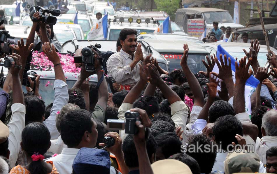 Jagan was received in great way in Gannavaram - Sakshi2