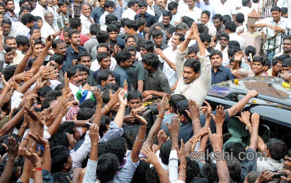 Jagan was received in great way in Gannavaram - Sakshi15