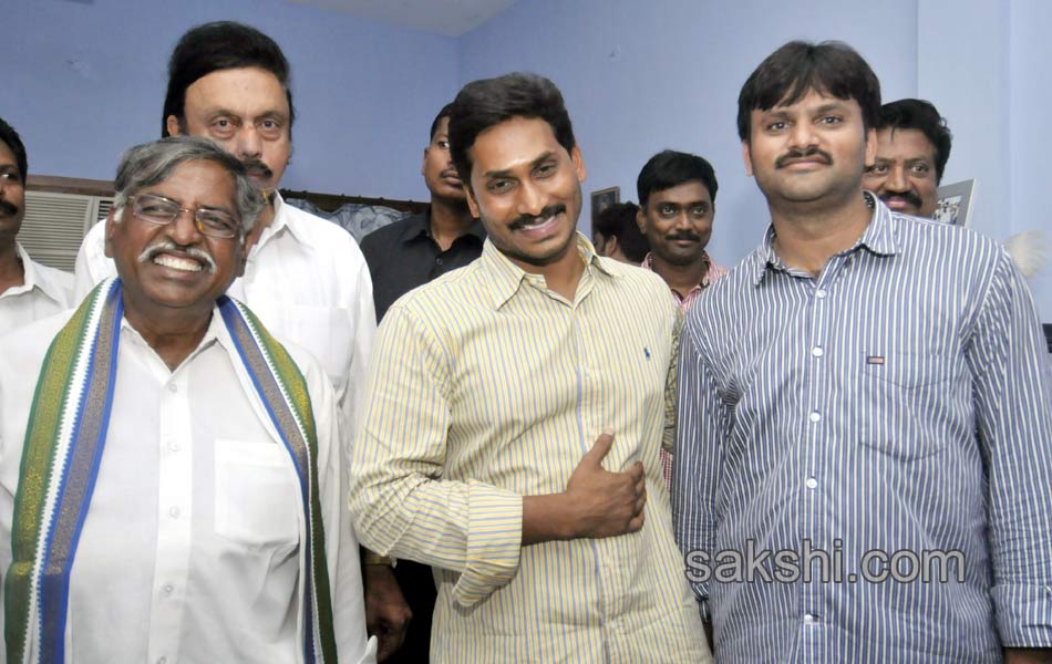 Jagan was received in great way in Gannavaram - Sakshi24