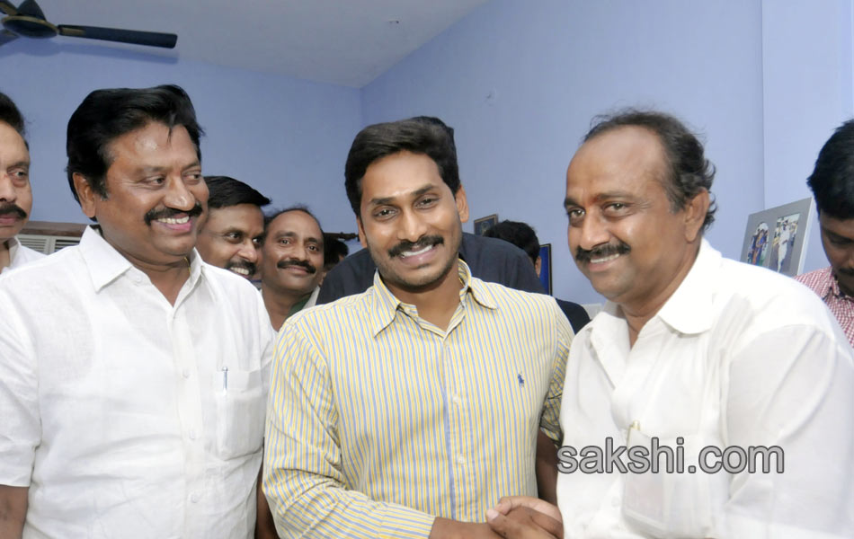 Jagan was received in great way in Gannavaram - Sakshi25