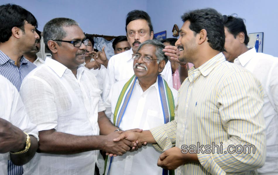 Jagan was received in great way in Gannavaram - Sakshi27