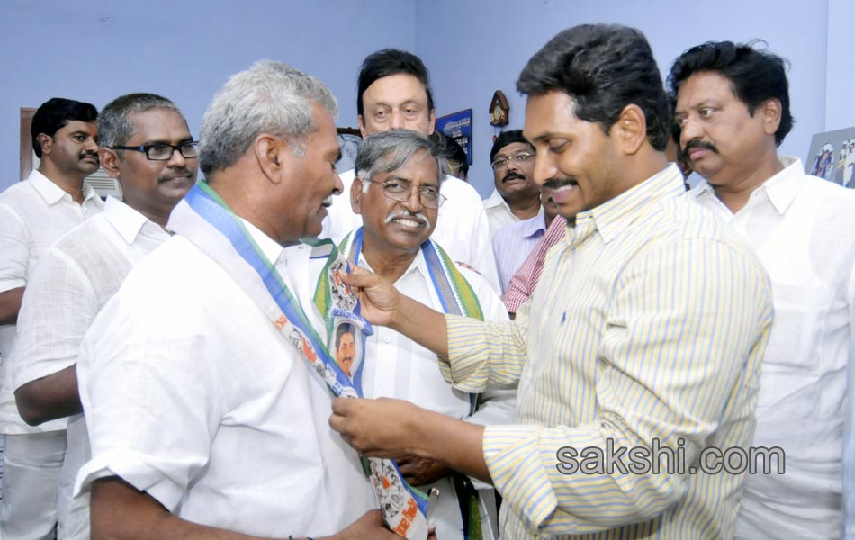 Jagan was received in great way in Gannavaram - Sakshi34