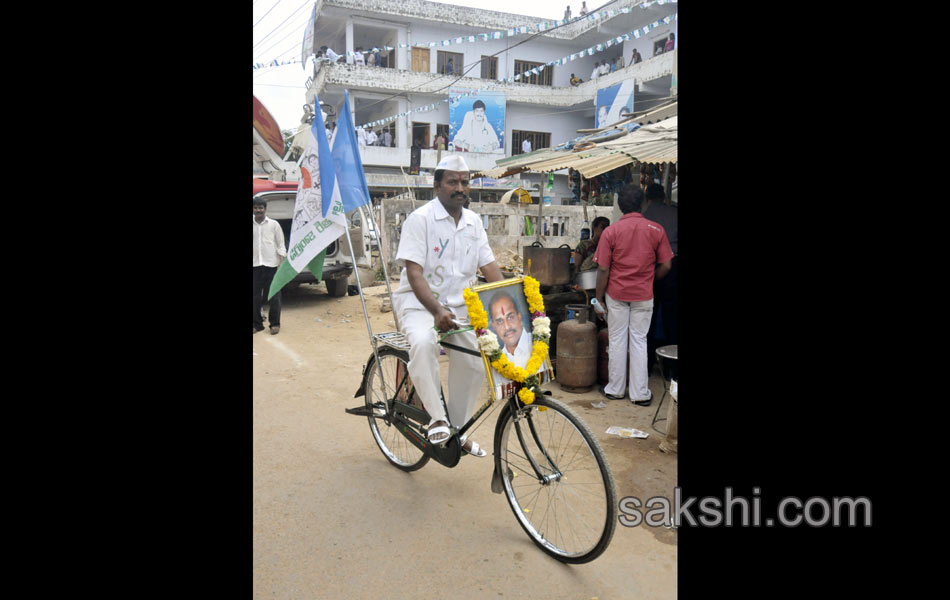 Jagan was received in great way in Gannavaram - Sakshi42