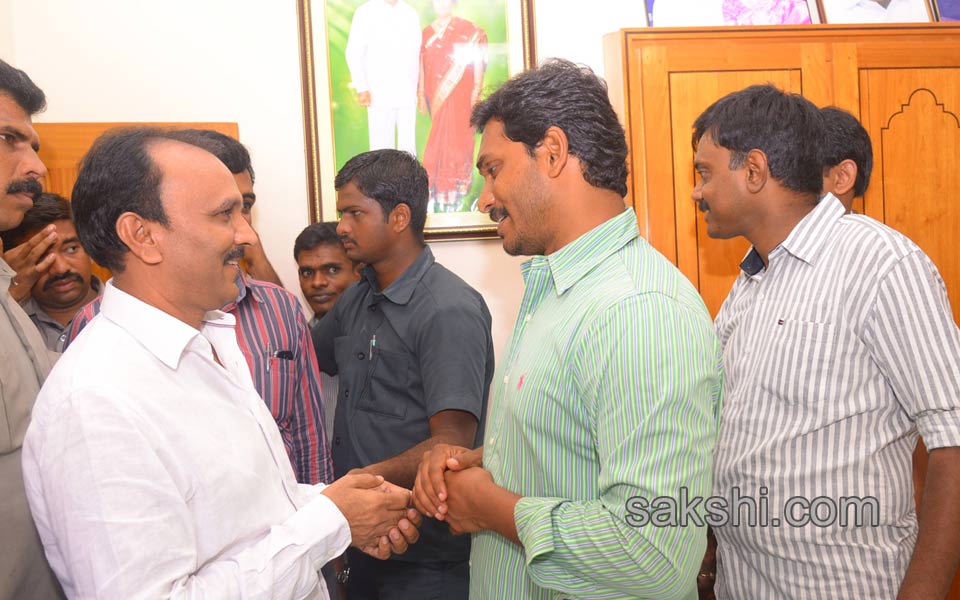 grand response for ys jagan mohan reddy road show - Sakshi5