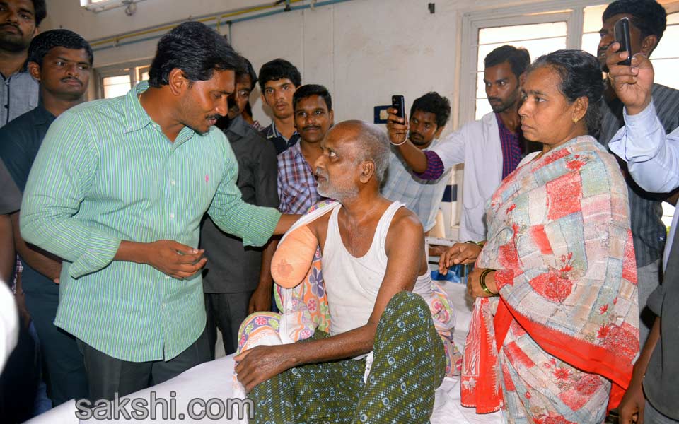 grand response for ys jagan mohan reddy road show - Sakshi8