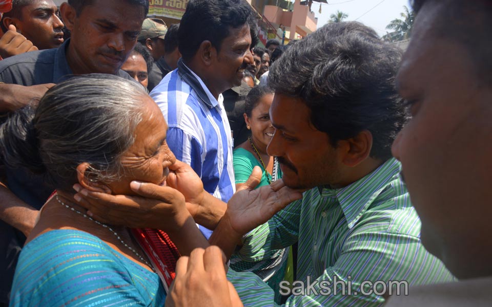 grand response for ys jagan mohan reddy road show - Sakshi11