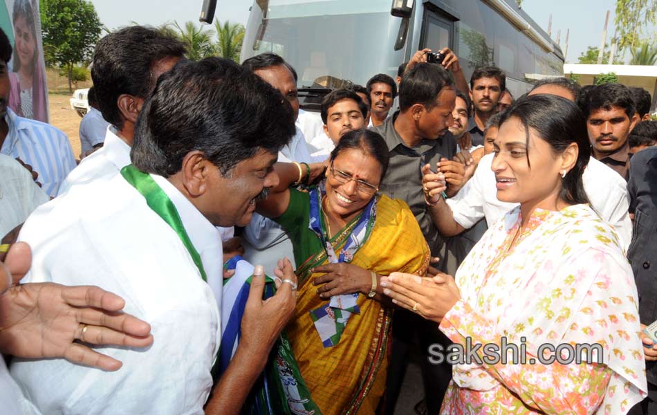 Sharmila s YSR Janpatham at Vinukonda - Sakshi2