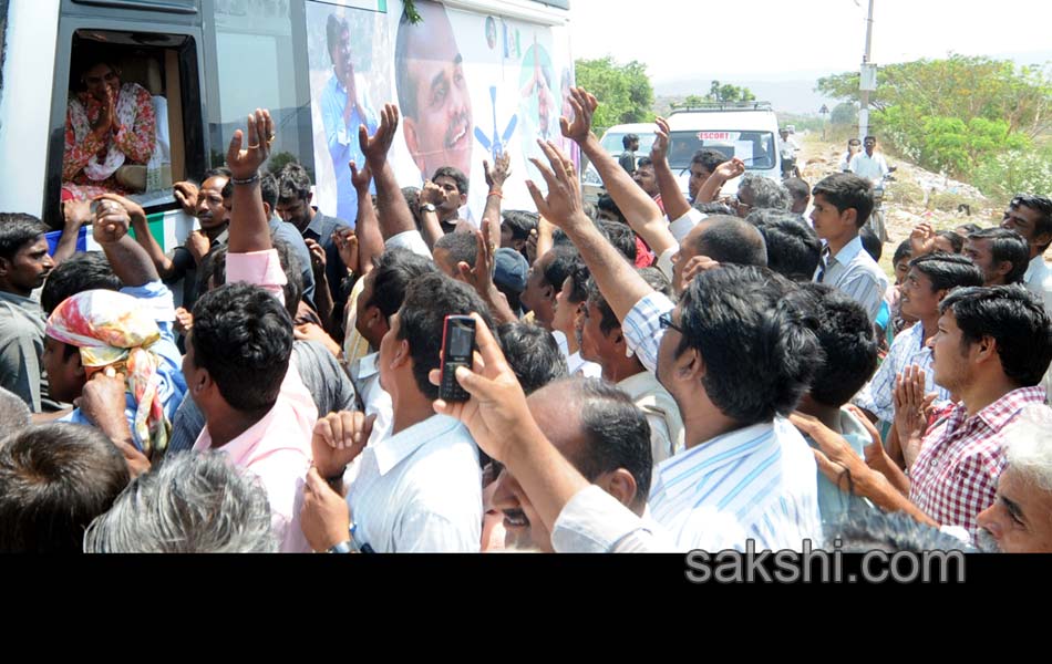 Sharmila s YSR Janpatham at Vinukonda - Sakshi10