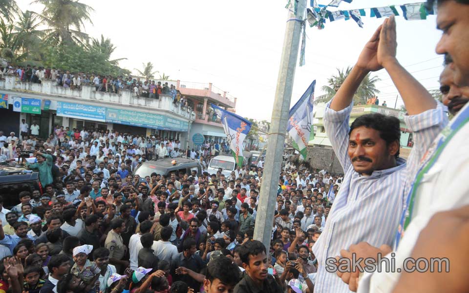 ys jagan mohan reddy janapatham in east godavari - Sakshi1