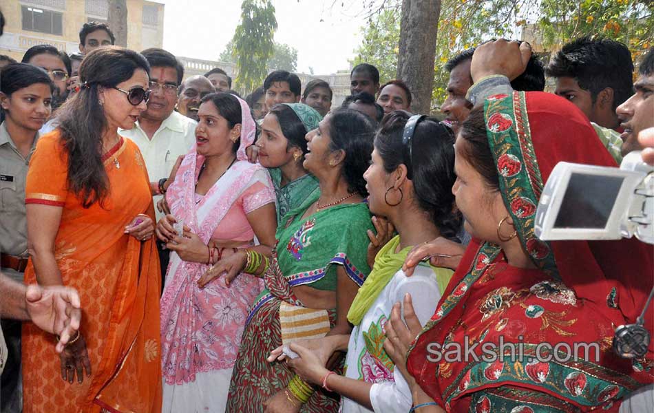 Celebrities turn up big time to vote - Sakshi10