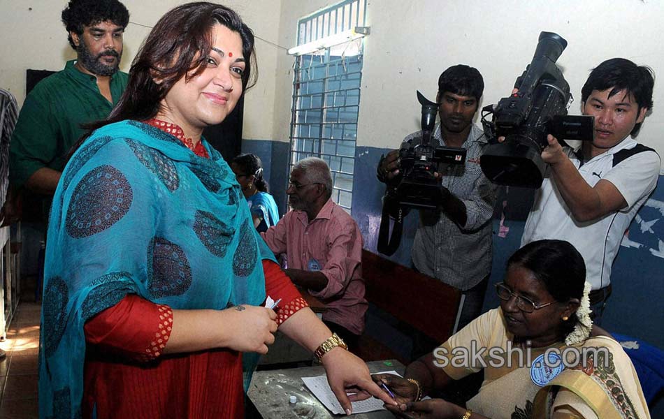 Celebrities turn up big time to vote - Sakshi25