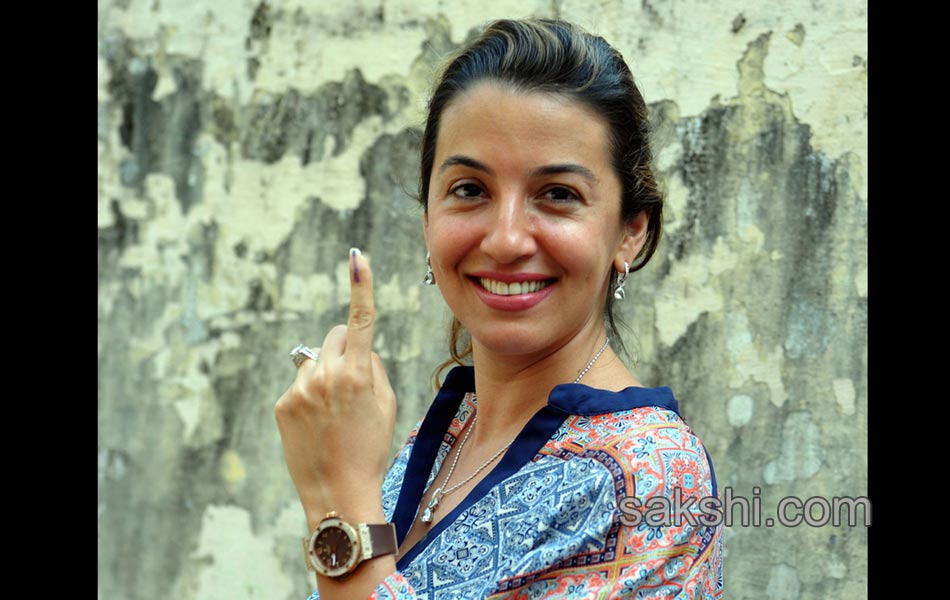 Celebrities turn up big time to vote - Sakshi35